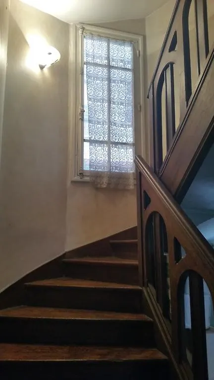 Hostel Paranjib Parijs